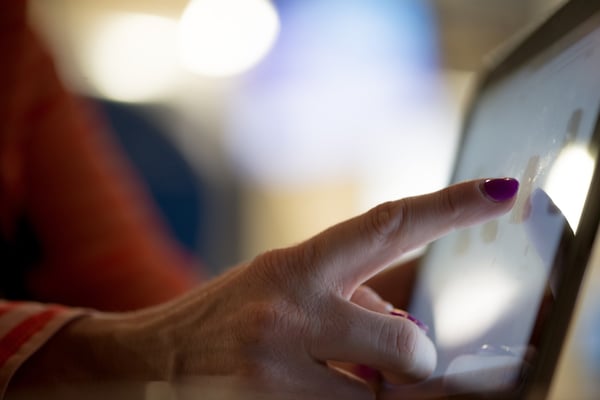 online shopping woman's hand on ipad